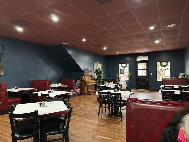 Stevarinos Italian Eatery – 238 S Cedar Ave, S Pittsburg, TN 37380