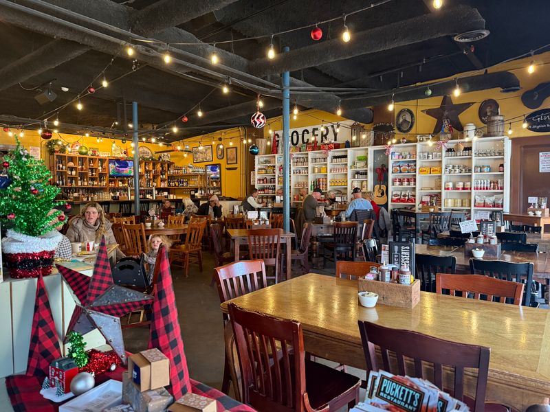 Puckett's Restaurant (Franklin) – 120 4th Ave S, Franklin, TN 37064