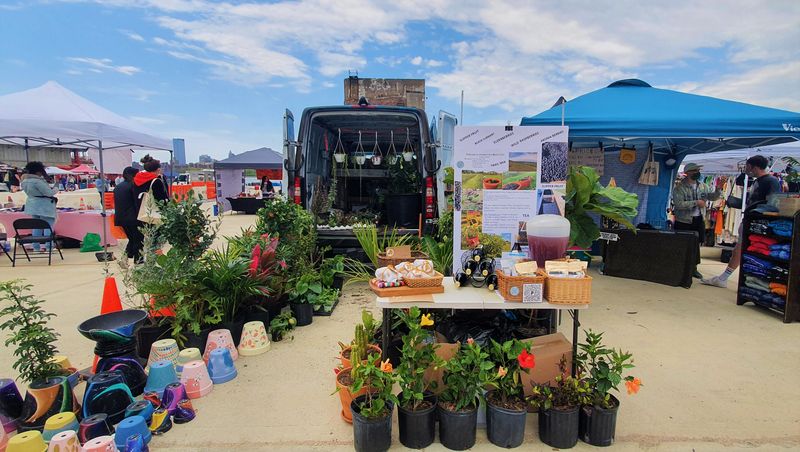 The Kind Of Market That Fills Cars, Not Just Tote Bags