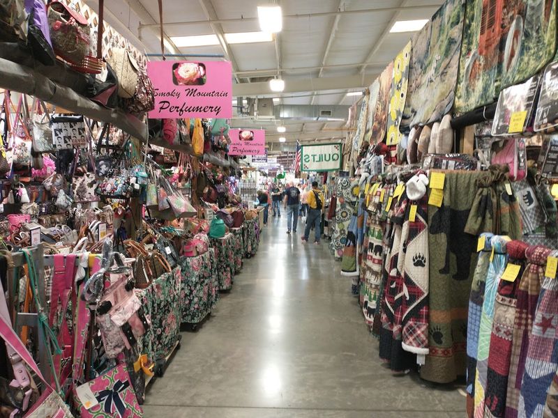 Why Great Smokies Flea Market Keeps Drawing Visitors Back