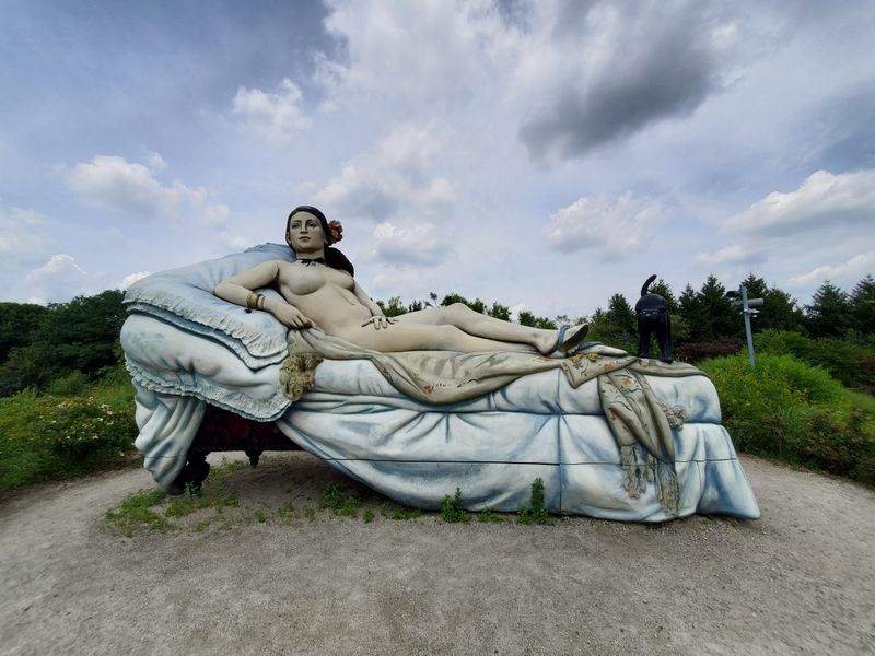 Figures Who Keep Their Own Counsel