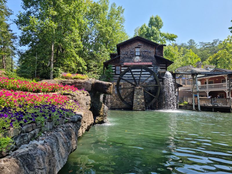 Tasting The Famous Grist Mill Cinnamon Bread