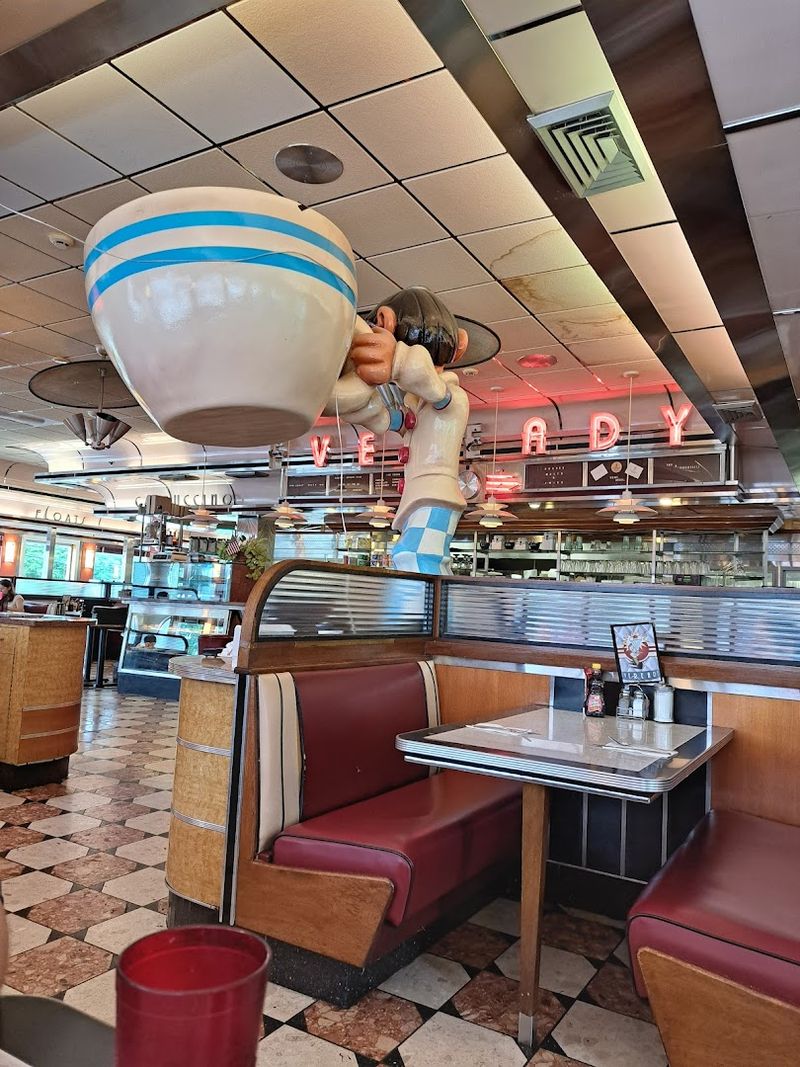 Eveready Diner Delivers Portions That Defy Physics