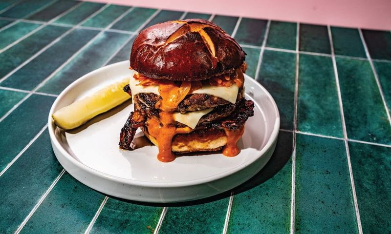 A Burger So Good It Interrupts Pizza Plans