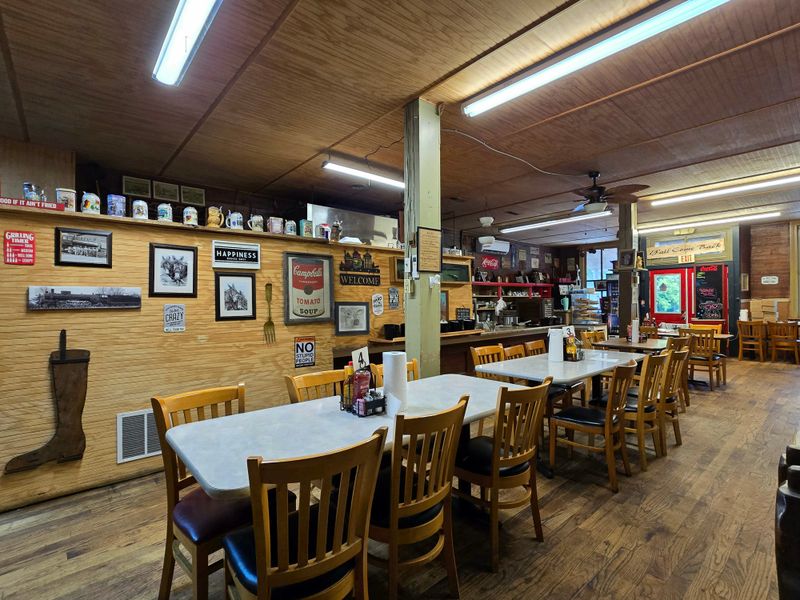 The Campbell Station Country Store Restaurant – 2800 Dodson Gap Rd, Culleoka, TN 38451