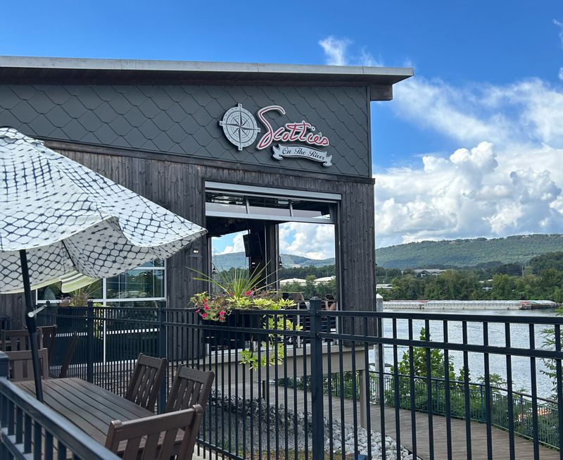 Scottie’s On The River