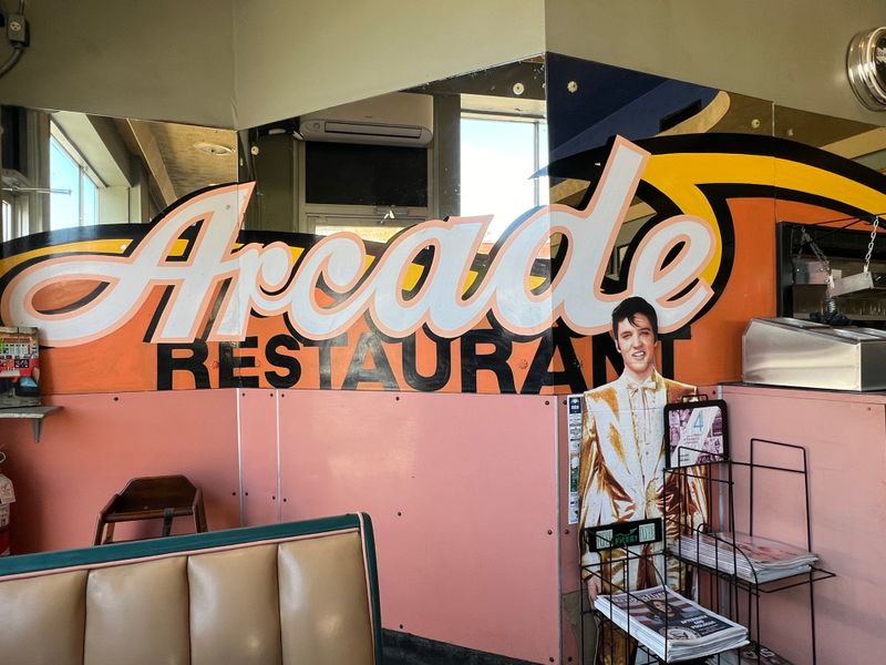 A Diner’s Rhythm At The Edge Of Downtown