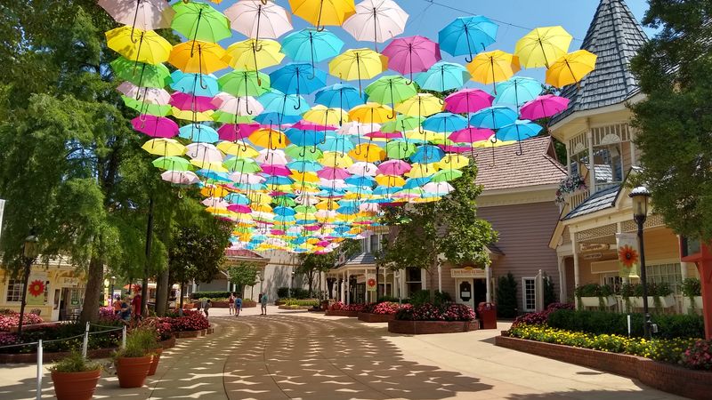 A Stroll Through Showstreet Welcome