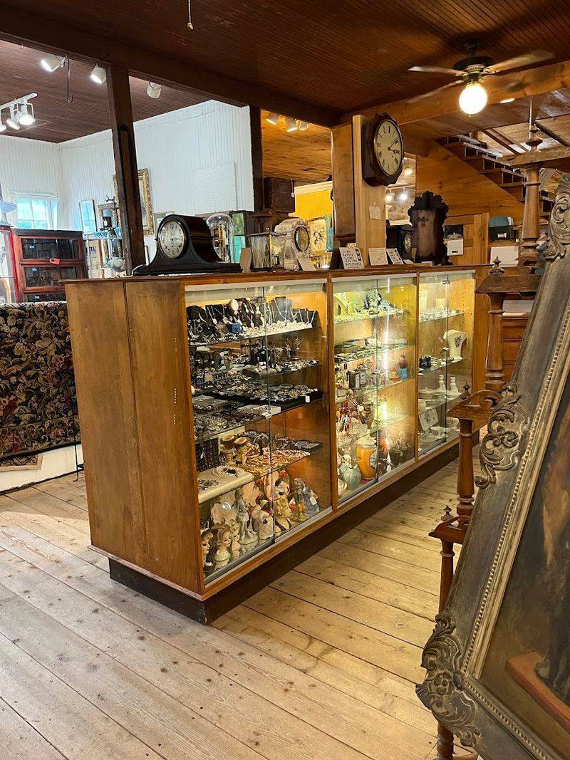 The Jewelry Cases Will Make You Understand Why People Collect Vintage Pieces