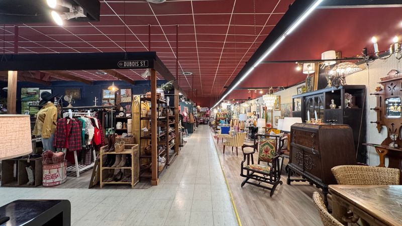 Vintage Clothing And Décor That Reflect Changing Trends