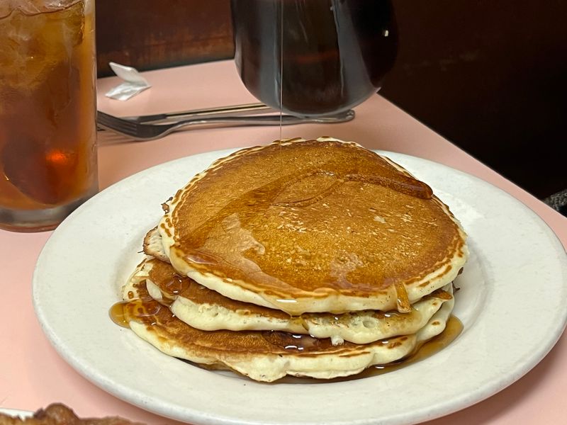 Breakfast Plates That Honour Old-School Simplicity