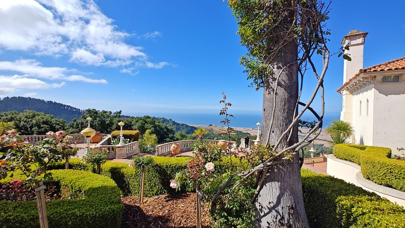 A Hilltop Estate With Sweeping Pacific Ocean Views