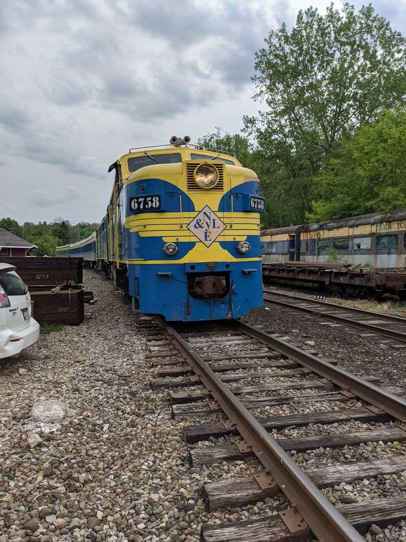 An Atmosphere That Suggests Clues Between Courses