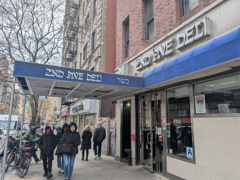 The Hot Beef Sandwich That Earns Its Applause