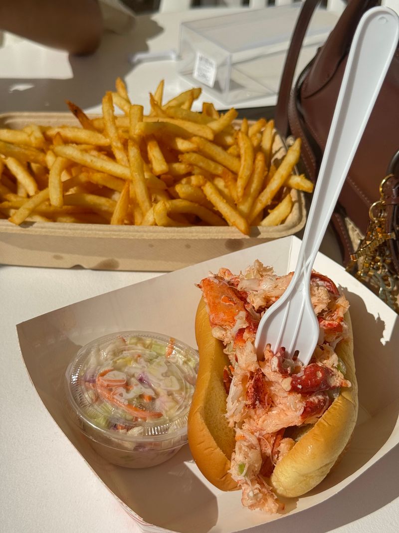 A Lobster Roll That Teaches Restraint Better Than Any Lecture