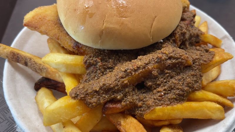 The Chili Cheeseburger That Earns Its Own Fan Club