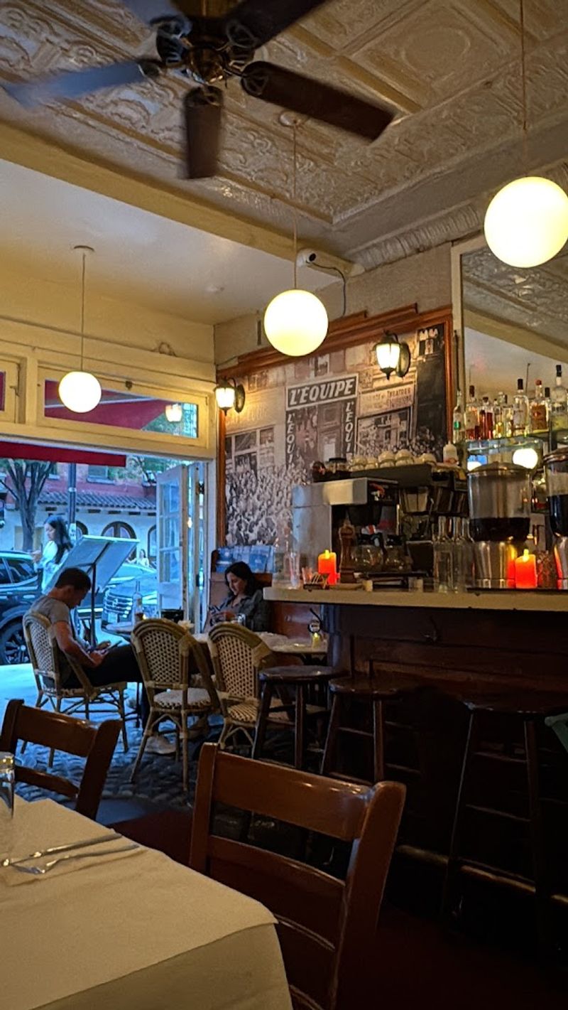 The Atmosphere That Keeps Pulling People Back Through The Door