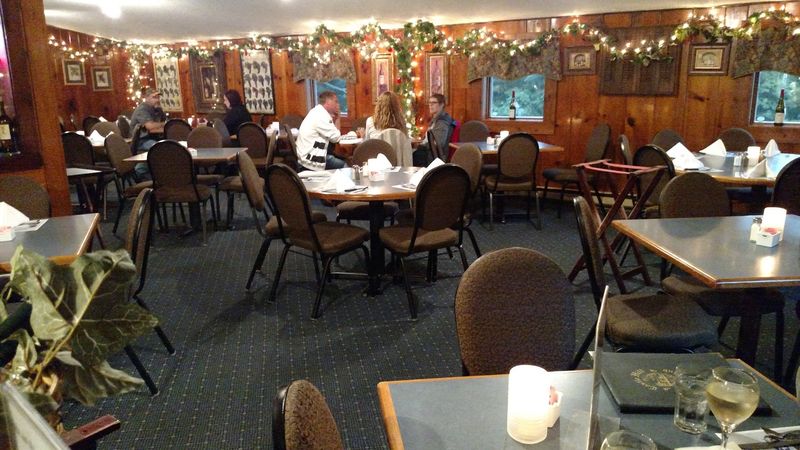 The Classic Wisconsin Supper Club Atmosphere That Never Feels Rushed