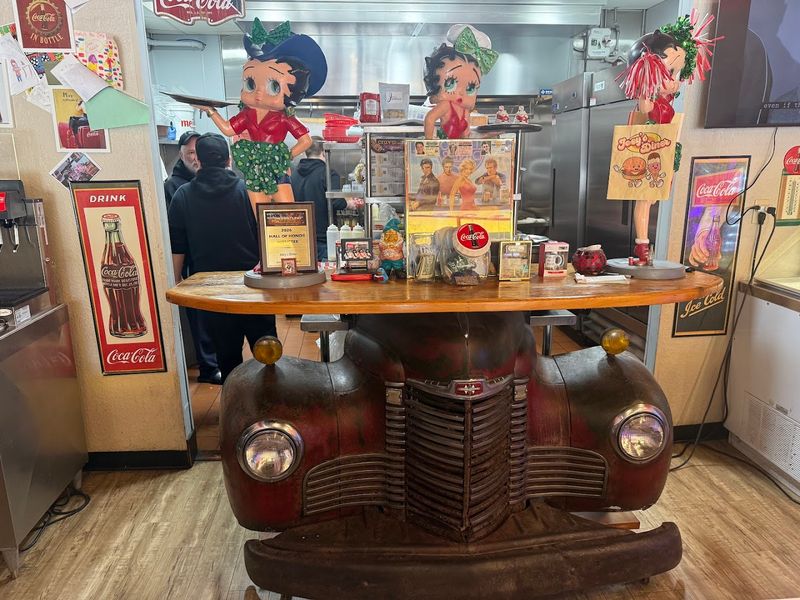 The Kind Of Place That Turns First-Time Visitors Into Regulars