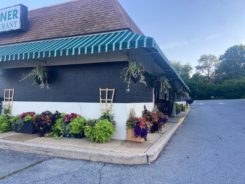 Why Visitors Plan Morning Stops At Alice's Diner