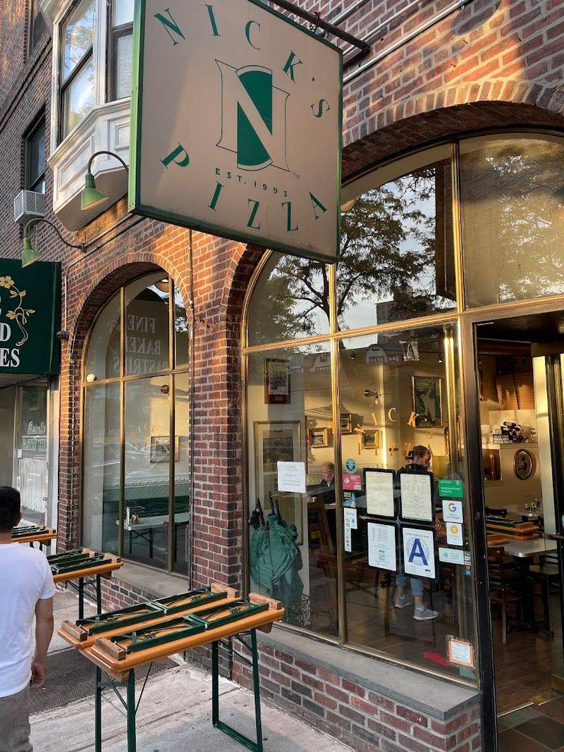 The Atmosphere Inside: Vintage Warmth That Feels Completely Unforced