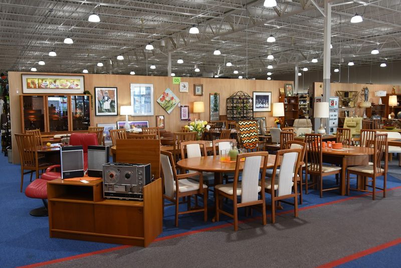 Mid-Century Furniture That Draws Design Lovers