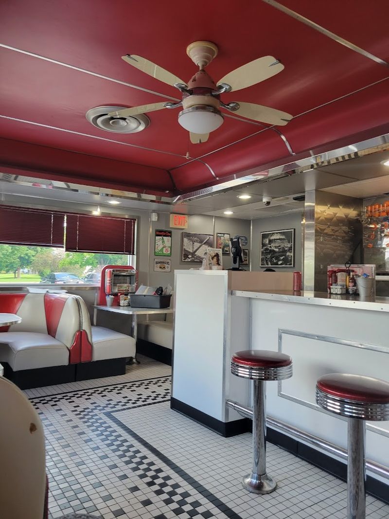 Bright Retro Dining Room That Feels Cheerful And Welcoming