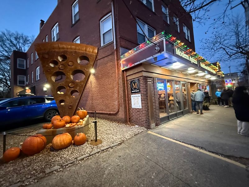 Late-Night Crowds Prove Just How Popular This Pizza Spot Really Is