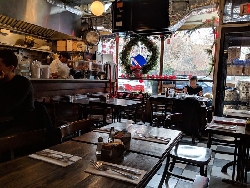 Brunch At Oscar's Place Is A Whole Mood