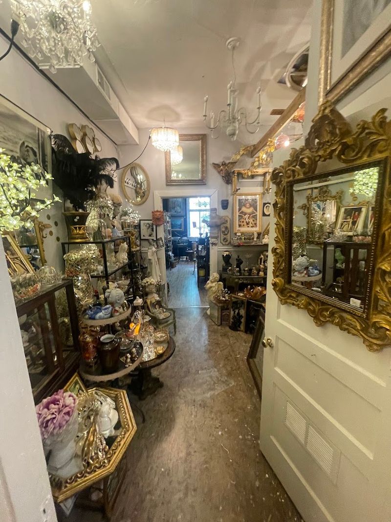 Jewelry Displays That Reward A Slow And Careful Look