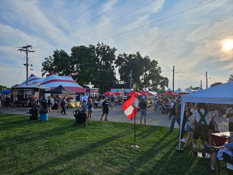 Free Parking And Food Vendors Make It Easy To Stay For Hours