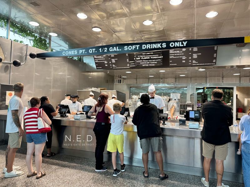 A Retro Fast-Food Stand With A Loyal Following