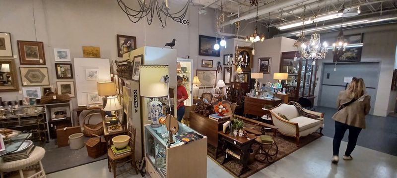 GasLamp Antiques & Decorating Mall, Nashville