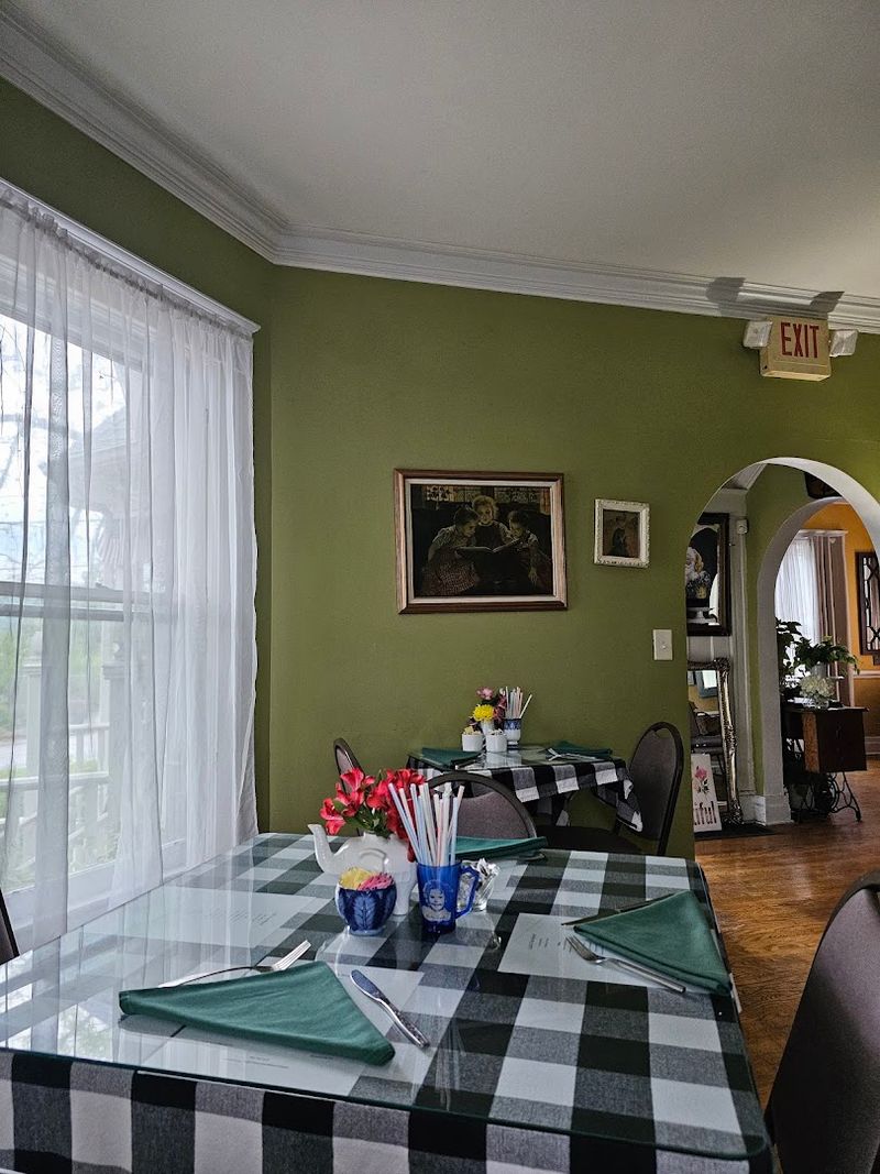 Lulu's Tea Room, Powell