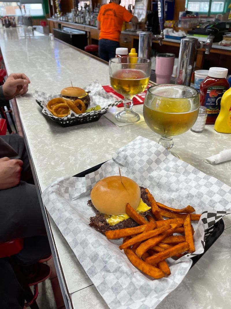 A Legendary Cheeseburger With Nostalgia