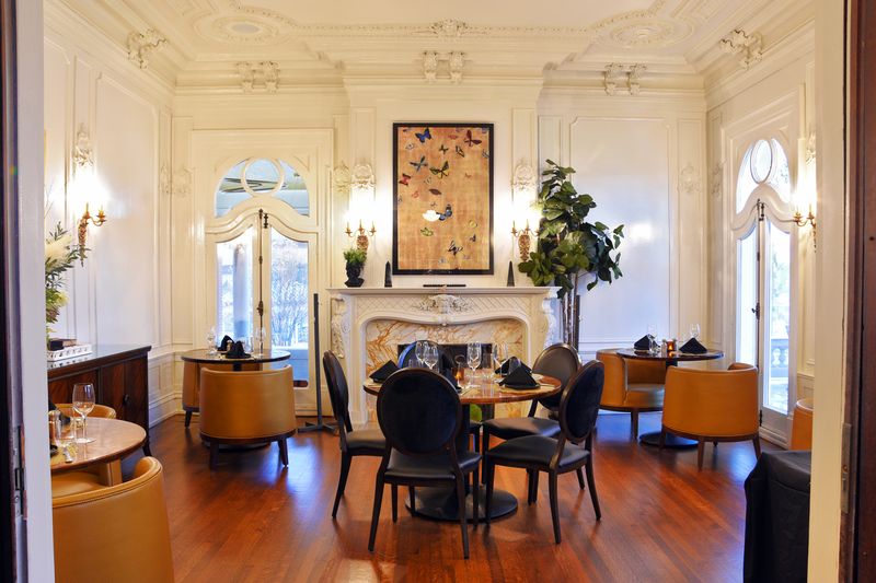 Atmosphere, Noise Level, And Comfort Details