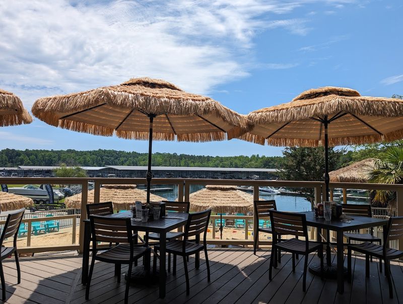 A Relaxed Lakeside Atmosphere Popular In Spring