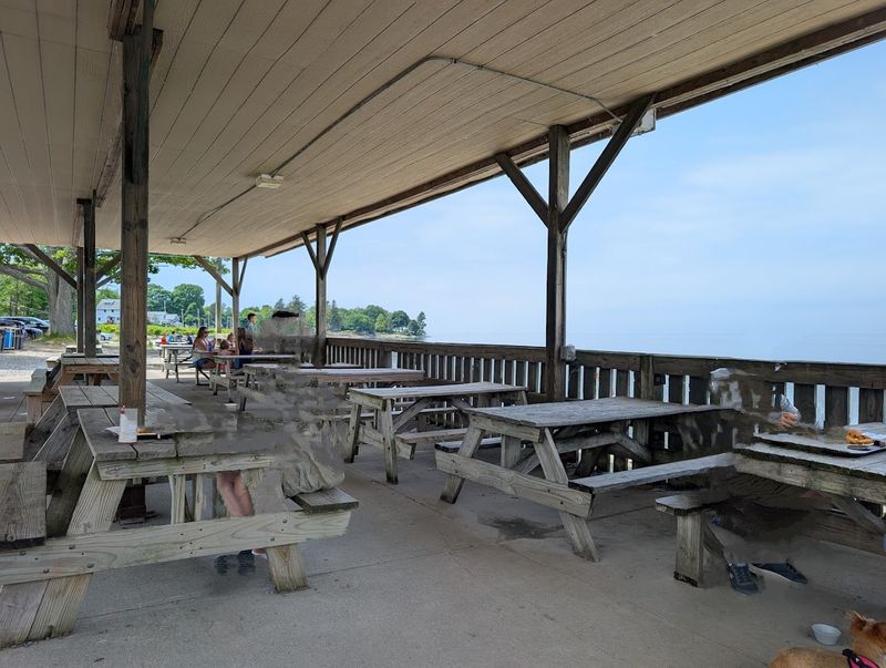 A Lakeside Setting That Makes Every Meal Feel Like A Vacation