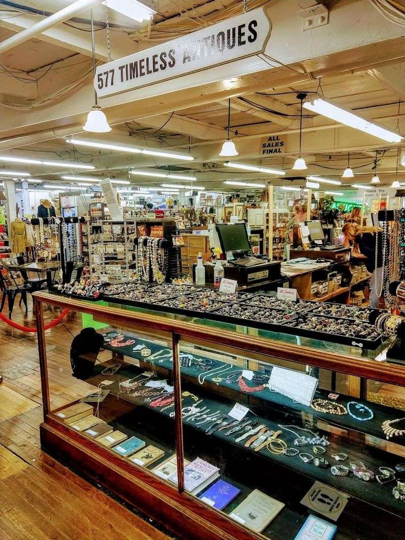 Expert Dealers With Deep Knowledge Of Antique History