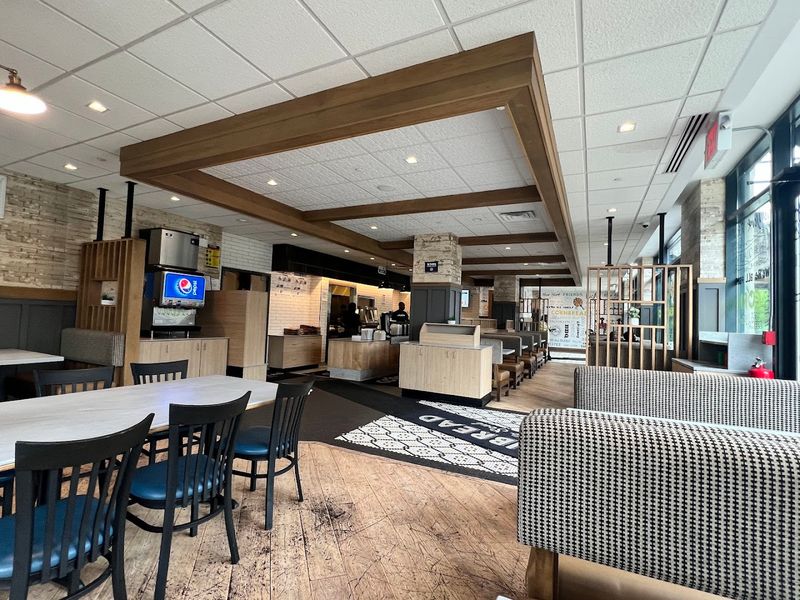 The Atmosphere That Keeps People Coming Back Before They Even Finish Eating