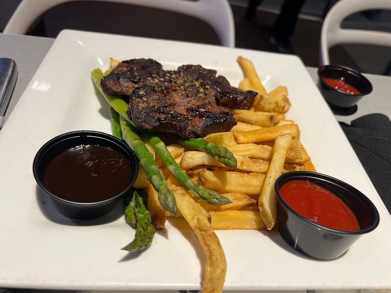 Sharks Underwater Grill: Dining In SeaWorld Orlando