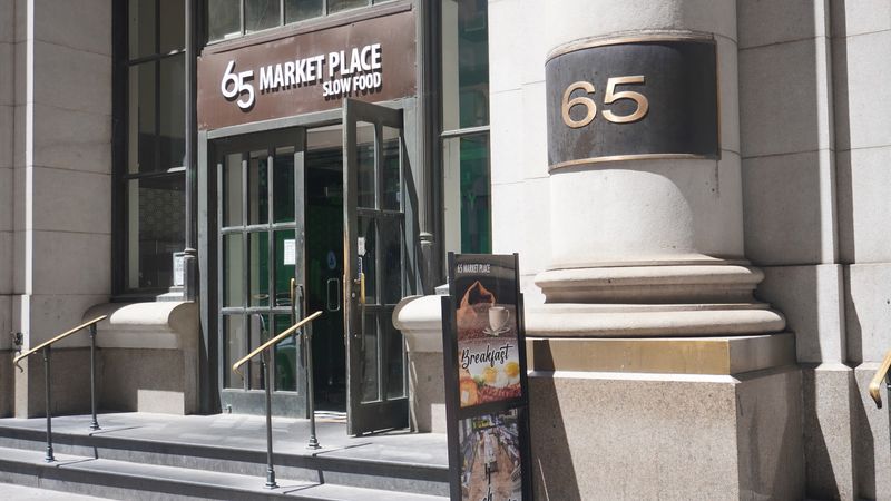 Fresh Salad Bar That Earns Its Own Fan Club