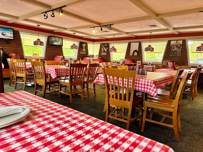 Step Back In Time At This Retro Pizza Hut