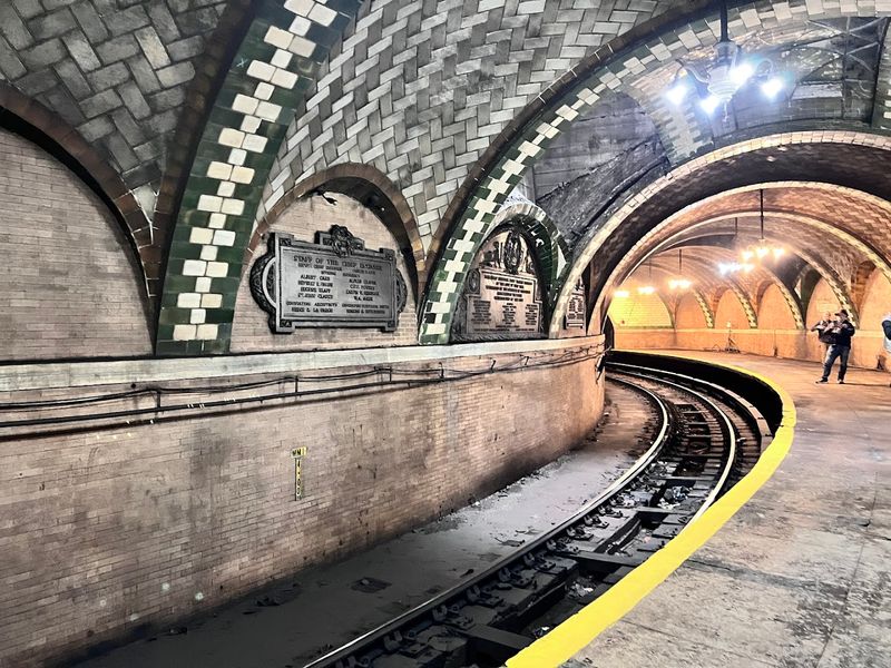 The Old City Hall Station (Manhattan)