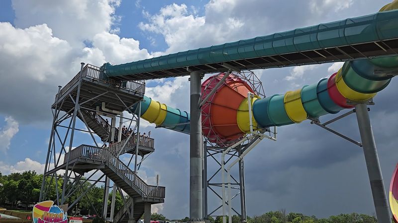 Dive-In Movie Nights At The Wave Pool