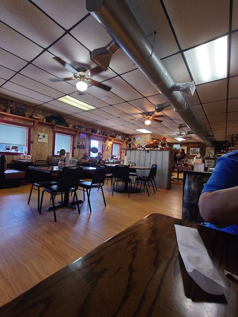 A Country Kitchen Atmosphere That Feels Genuinely Lived-In