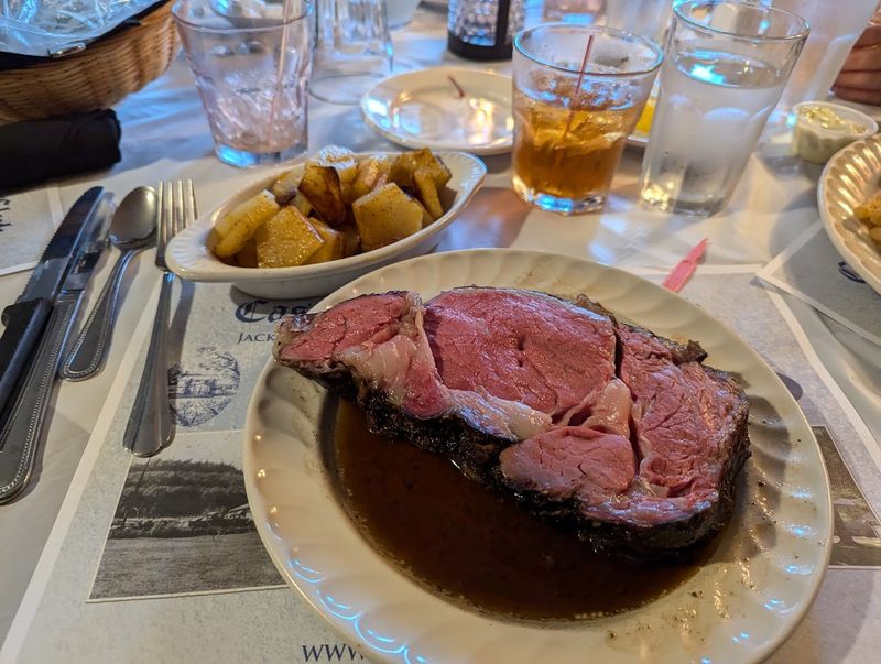 A Slow-Roasted Prime Rib That Regulars Plan Their Week Around