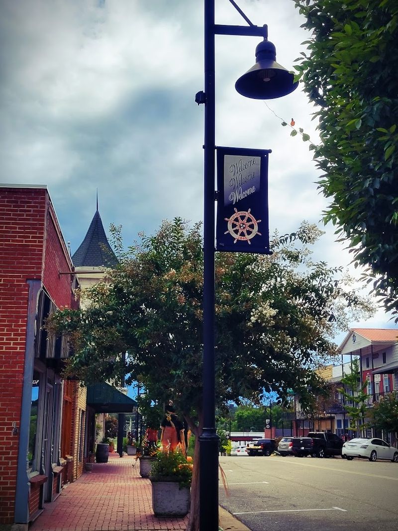 A Community That Functions Like An Extended Family Gathering