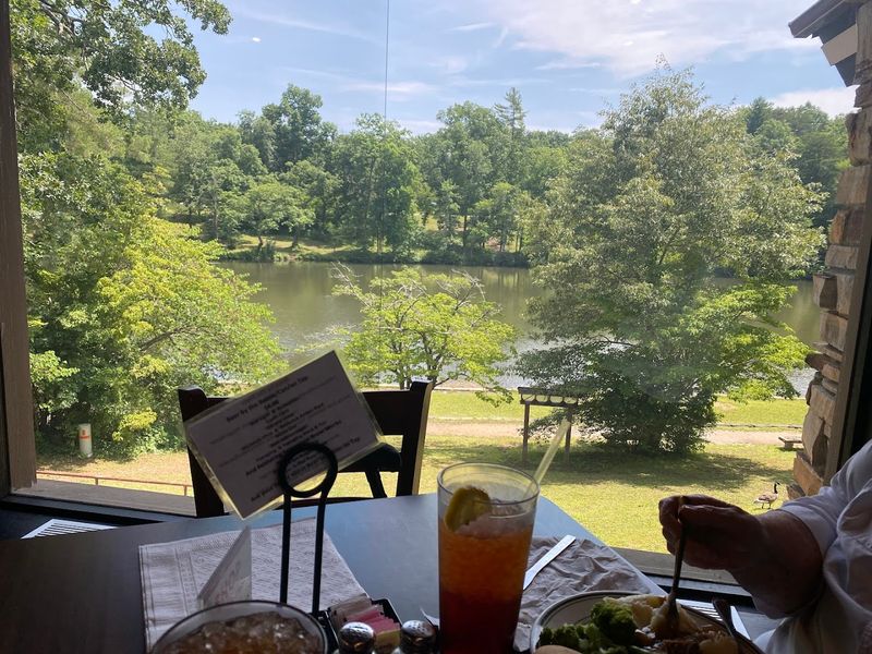 Lake Views That Make Every Meal More Memorable