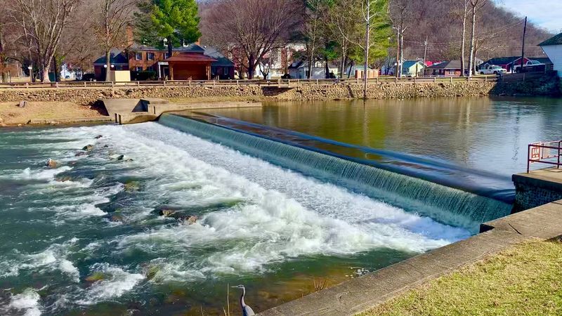The Doe River Setting That Makes Every Photo Worth Keeping